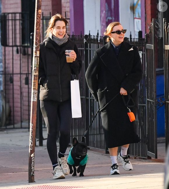 Chloë Grace Moretz et Kate Harrison heureuses en pleine promenade.

Exclusif : Chloë Grace Moretz et sa supposée fiancée Kate Harrison ont été aperçues en promenade avec leur chien la veille du Nouvel An à New York. L’actrice et le mannequin ont été photographiées en train d’acheter une bouteille de champagne pour les fêtes. Le 31 décembre 2024. © Bestimage