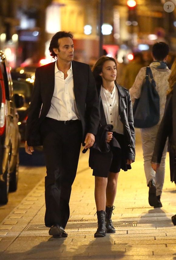 Alternante, elle partage ses semaines entre cours à l'école et un poste d'assistante de la cheffe de projet pour la prestigieuse maison Cartier. De quoi rendre son papa très fier !

Exclusif -  Anthony Delon et sa fille Liv - Le clan Delon réuni à l'occasion des 50 ans de Anthony Delon au Mandarin Hotel. Paris le 2 octobre 2014 © Agence Bestimage