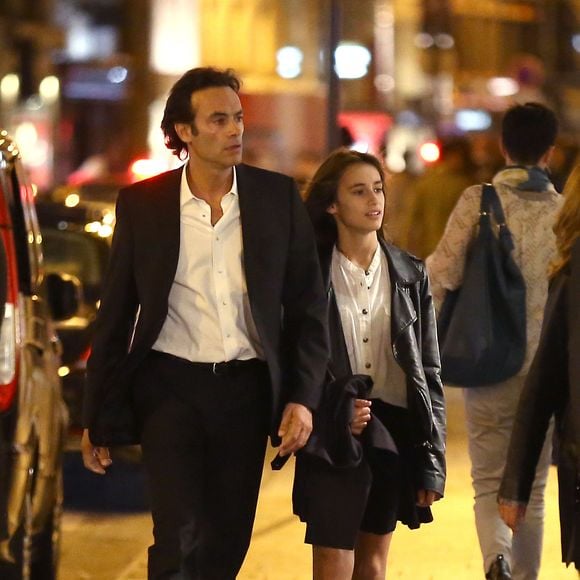 Alternante, elle partage ses semaines entre cours à l'école et un poste d'assistante de la cheffe de projet pour la prestigieuse maison Cartier. De quoi rendre son papa très fier !

Exclusif -  Anthony Delon et sa fille Liv - Le clan Delon réuni à l'occasion des 50 ans de Anthony Delon au Mandarin Hotel. Paris le 2 octobre 2014 © Agence Bestimage