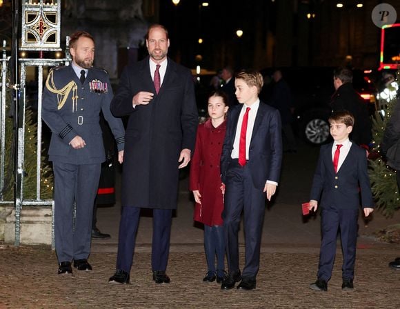 Le prince William, prince de Galles et duc de Cambridge (Le prince William, prince de Galles), le prince George (Le prince George de Galles), la princesse Charlotte (La princesse Charlotte de Galles) et le prince Louis (Le prince Louis de Galles) lors de la cérémonie de chants de Noël à l'abbaye de Westminster à Londres. © Alpha Press/Bestimage