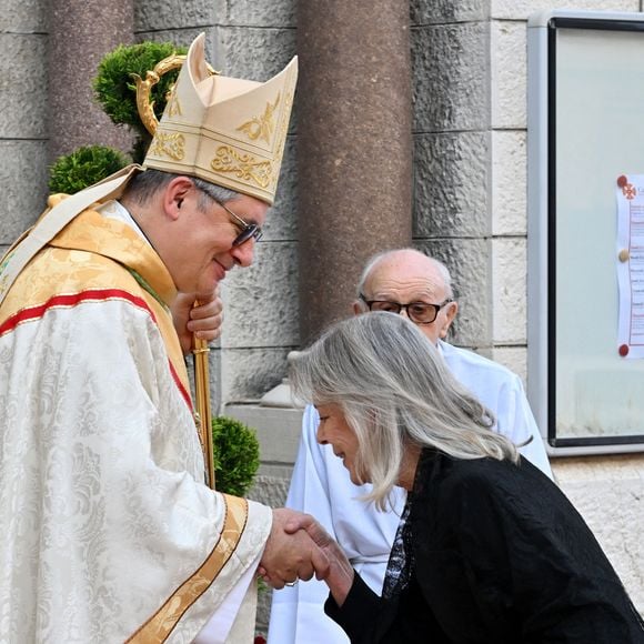 Monseigneur Dominique-Marie David et la princesse Caroline de Hanovre - La famille princière monégasque a assisté à la messe pontificale en hommage au pape François, célébrée en la Cathédrale de Monaco par Monseigneur Dominique-Marie David, le 22 avril 2025.
© Bruno Bebert / Bestimage