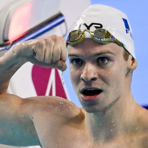Il a partagé la nouvelle sur Instagram ce 21 décembre 2025, photo de remise de diplôme à l’appui.

Léon Marchand de France célèbre après avoir signé le nouveau record du monde dans la natation hommes 200 mètres quatre nages individuelles pendant les 22e Championnats du monde d'aquatique à la WAC Arena à Singapour (Singapour), le 30 juillet 2025.

© PsnewZ/Bestimage
