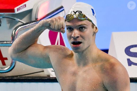 Il a partagé la nouvelle sur Instagram ce 21 décembre 2025, photo de remise de diplôme à l’appui.

Léon Marchand de France célèbre après avoir signé le nouveau record du monde dans la natation hommes 200 mètres quatre nages individuelles pendant les 22e Championnats du monde d'aquatique à la WAC Arena à Singapour (Singapour), le 30 juillet 2025.

© PsnewZ/Bestimage