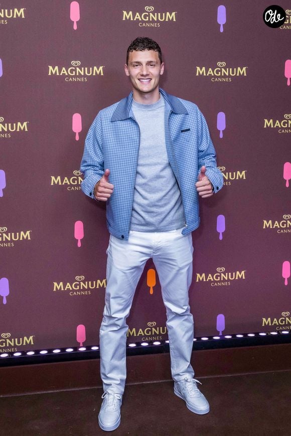 Benjamin Pavard au photocall de la soirée "Magnum" lors du 75ème Festival International du Film de Cannes le 19 mai 2022. 

 © Jack Tribeca / Bestimage