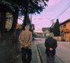 Marcher les mains derrière le dos pourrait traduire un moment de réflexion ou d'introspection.

Pexels