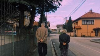 D'après la psychologie, les personnes qui se promènent les mains derrière le dos ne le font pas uniquement pour plus de confort