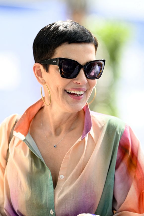 Exclusif - Cristina Cordula dans la tente VIP lors du Longines Paris Eiffel Jumping au pied de la Tour Eiffel sur le Champ-de-Mars à Paris, France, le 22 juin 2025. © Perusseau-Veeren/Bestimage