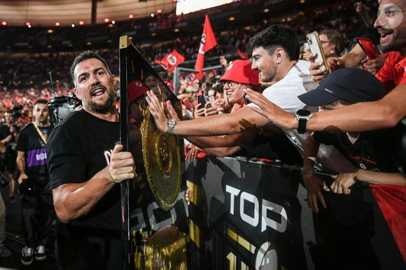 Le Stade Toulousain célèbre la cérémonie de remise du trophée du Top 14 après le match de la finale de rugby contre l'UBB Bordeaux au Stade de France à Saint-Denis, au nord de Paris, le 28 juin 2024. Photo par Firas Abdullah/ABACAPRESS.COM