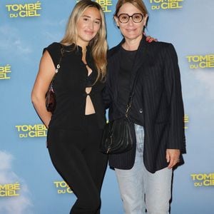"Elle est drôle, elle est brillante, elle est très second degré. Elle fait ce podcast (...) où elle reçoit avec beaucoup de gentillesse et d'empathie une invitée par semaine."

Daniela Lumbroso et sa fille Carla Ghebali - Première du film "Tombé du ciel" au cinéma Pathé Palace à Paris le 8 juin 2026. © Coadic Guirec/Bestimage