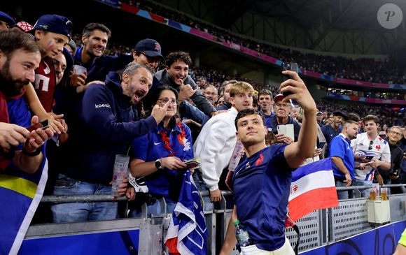 Louis Bielle-Biarrey en famille - Femmes de joueurs et joies à l'issue du match de Coupe du monde de rugby entre la France et l'Italie (60-7) à Lyon le 6 octobre 2023. © Cyril Moreau-Dominique Jacovides/Bestimage