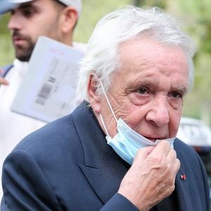Michel Sardou arrive dans les studios de l'émission de télévision "C à vous" à Paris, France, le 30 août 2021. © Panoramic/Bestimage