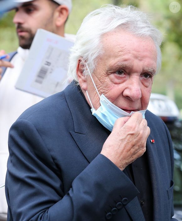 Michel Sardou arrive dans les studios de l'émission de télévision "C à vous" à Paris, France, le 30 août 2021. © Panoramic/Bestimage