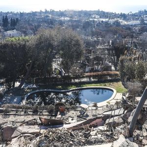 Ayant tout perdu dans les incendies, dont un tee-shirt du concert de Billie Eilish auquel elle tenait plus que tout

Après les incendies dévastateurs du 7 janvier 2025, les habitants d'Altadena (Calfiornie) tentent de prendre un nouveau départ, à l'instar du couple belge Nicolas Husson et Catherine De Pauw, résidant aux Etats-Unis depuis 24 ans dont 18 ans passés à Los Angeles. Le 12 janvier 2025. 
© Pieter-Jan Vanstockstraeten / Bestimage