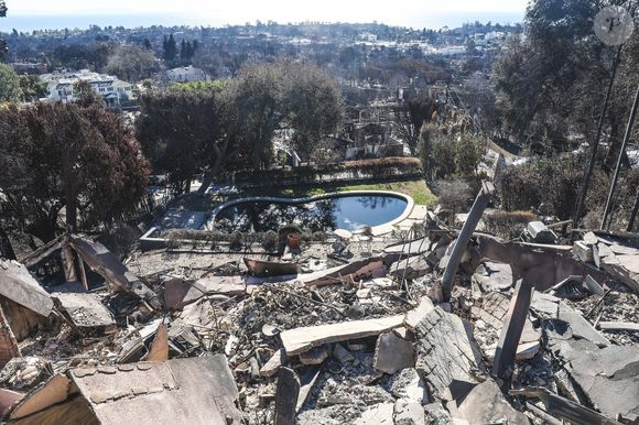 Ayant tout perdu dans les incendies, dont un tee-shirt du concert de Billie Eilish auquel elle tenait plus que tout

Après les incendies dévastateurs du 7 janvier 2025, les habitants d'Altadena (Calfiornie) tentent de prendre un nouveau départ, à l'instar du couple belge Nicolas Husson et Catherine De Pauw, résidant aux Etats-Unis depuis 24 ans dont 18 ans passés à Los Angeles. Le 12 janvier 2025. 
© Pieter-Jan Vanstockstraeten / Bestimage