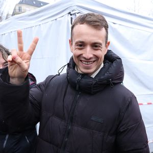 En effet, alors qu'il avait déclaré au magazine "Elle" avoir "complètement arrêté de prendre l’avion pour mes déplacements personnels", 

3 jours après sa libération d'une prison au Danemark où il aura séjourné 5 mois, le capitaine Paul Watson célèbre sa remise en liberté sur la place de la République à Paris en compagnie de Lamya Essemlali et Hugo Clément. Paris, le 21 décembre 2024.
© Denis Guignebourg/Bestimage