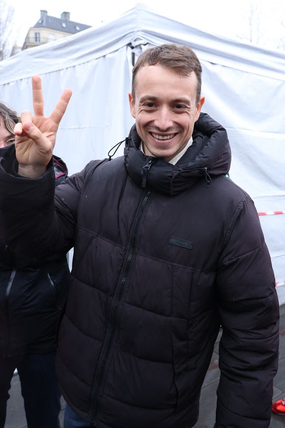 En effet, alors qu'il avait déclaré au magazine "Elle" avoir "complètement arrêté de prendre l’avion pour mes déplacements personnels", 

3 jours après sa libération d'une prison au Danemark où il aura séjourné 5 mois, le capitaine Paul Watson célèbre sa remise en liberté sur la place de la République à Paris en compagnie de Lamya Essemlali et Hugo Clément. Paris, le 21 décembre 2024.
© Denis Guignebourg/Bestimage