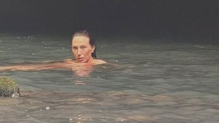 Laura Smet se ressource loin de sa maison du Cap-Ferret qu'elle a quittée, elle n'en oublie pas ce qu'il se passe en Gironde