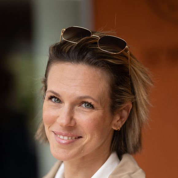 Sur Instagram, elle a expliqué que son absence était due à sa tournée. 

Lorie Pester assiste à la 12e journée du « Village » lors du tournoi de Roland-Garros 2026, le 4 juin 2026 à Paris, en France. Photo de Nasser Berzane/ABACAPRESS.COM