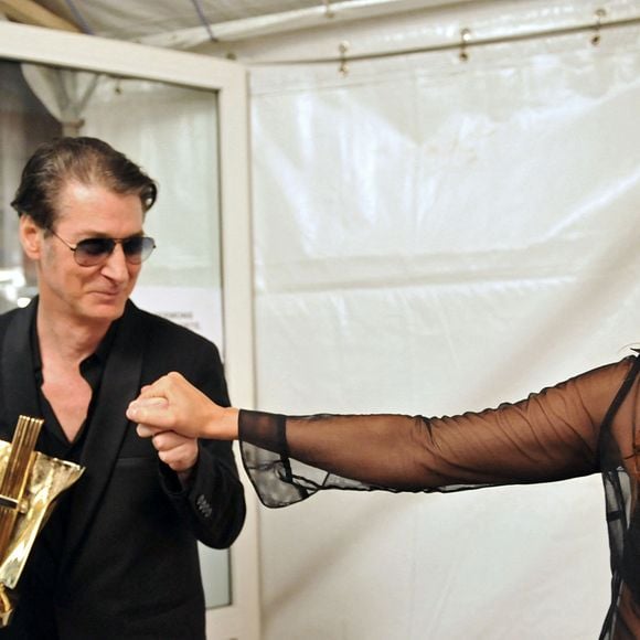 Etienne Daho et Zazie en coulisses lors de la 23e cérémonie des Victoires de la Musique au Zénith de Paris le 8 mars 2008. Photo Gouhier-Nebinger/ABACAPRESS.COM