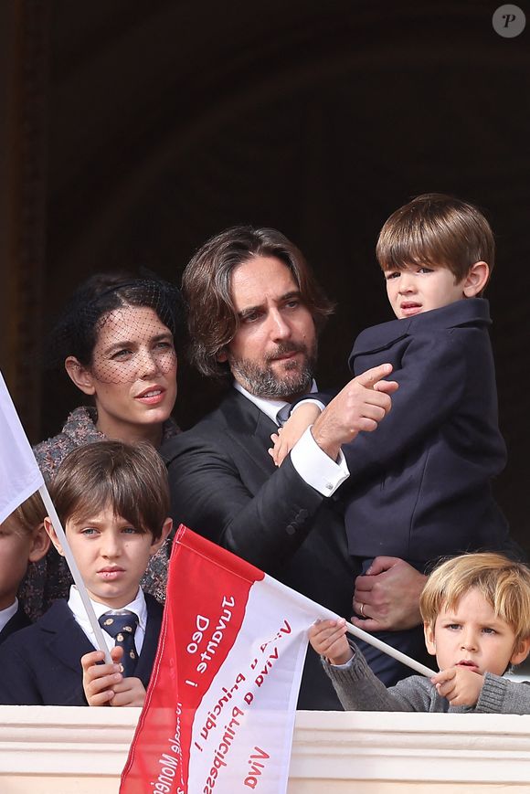 Raphaël Elmaleh, Charlotte Casiraghi, Dimitri Rassam et leur fils Balthazar Rassam - La famille princière au balcon du palais lors de la Fête Nationale de la principauté de Monaco le 19 novembre 2022.

© Dominique Jacovides / Bruno Bebert / Bestimage