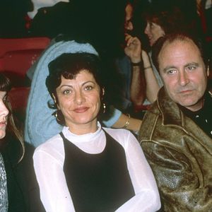 "Nous avions une relation très, très fusionnelle. Il avait son studio dans une dépendance de la maison et à trois ans, je descendais tapoter sur son Clavinova [un piano numérique]. Il s’amusait à m’apprendre à jouer les mélodies des Beatles. Je ne me suis plus arrêté de jouer du piano et je me suis mis à la guitare"

Archives - Michel Delpech, sa femme Geneviève et sa belle-fille Pauline. Le 23 septembre 1994