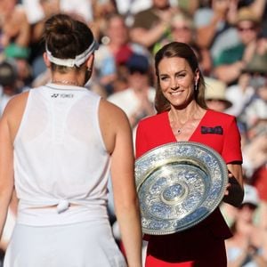 La princesse a remis le trophée à la gagnante du tournoi de tennis

Kate Middleton, princesse de Galles, remet le trophée à la gagnante de la finale du simple dames, lors de la treizième journée du tournoi de Wimbledon 2026, à l'All England Lawn Tennis and Croquet Club, à Londres, au Royaume-Uni, le 11 juillet 2026. Photo de Stephen Lock/I-Images/ABACAPRESS.COM