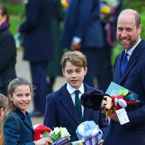 La jeune fille a joué le jeu avec une des personnes venues saluer la famille royale

Prince Louis, Princesse Charlotte, Prince George, Le prince William, prince de Galles - La famille royale britannique se rend à la messe de Noël à Sandringham le 25 décembre 2024.