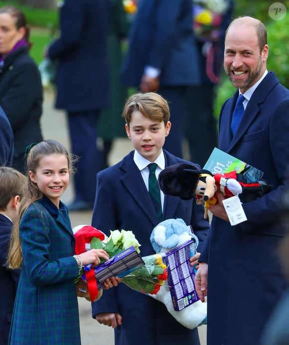 La jeune fille a joué le jeu avec une des personnes venues saluer la famille royale

Prince Louis, Princesse Charlotte, Prince George, Le prince William, prince de Galles - La famille royale britannique se rend à la messe de Noël à Sandringham le 25 décembre 2024.