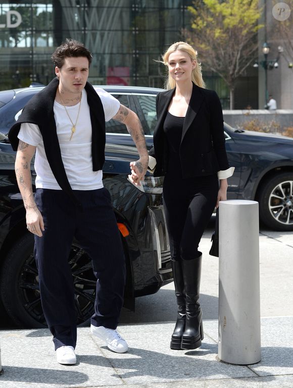Brooklyn Beckham et sa femme Nicola Peltz se promènent dans les rues de New York le 1er mai 2022. (The ImageDirect / Bestimage).