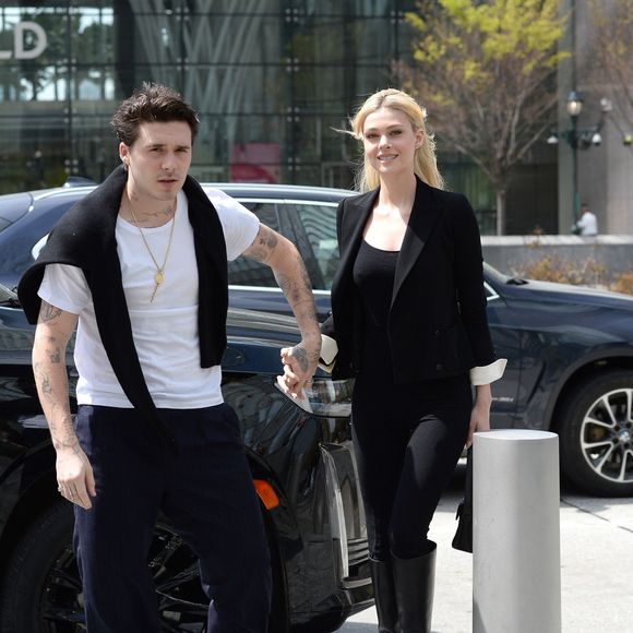 Brooklyn Beckham et sa femme Nicola Peltz se promènent dans les rues de New York le 1er mai 2022. (The ImageDirect / Bestimage).