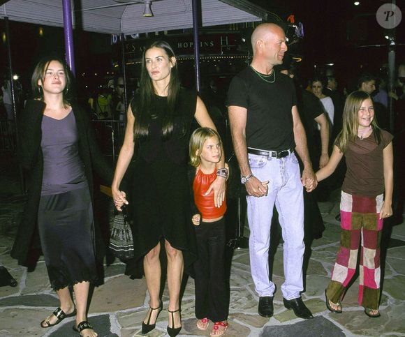 Bruce Willis, Demi Moore et leurs filles à la première du film "Bandits" au Mann Village Theatre de Los Angeles  STARMAX / BESTIMAGE