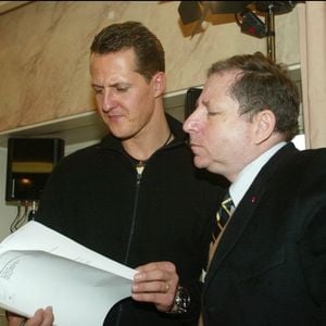 Plus de douze ans après le drame, il reste ainsi fidèle à Michael Schumacher tout en prenant soin de respecter la grande discrétion souhaitée par son entourage.
Jean Todt et Michael Schumacher lors de la conférence de presse pour le lancement de l'Institut du cerveau et de la moelle épinière, à l'Institut de France, à Paris. © Agence / Bestimage