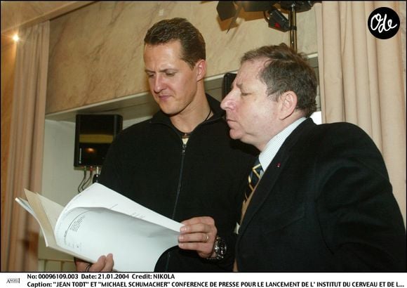 Plus de douze ans après le drame, il reste ainsi fidèle à Michael Schumacher tout en prenant soin de respecter la grande discrétion souhaitée par son entourage.

Jean Todt et Michael Schumacher lors de la conférence de presse pour le lancement de l'Institut du cerveau et de la moelle épinière, à l'Institut de France, à Paris. © Agence / Bestimage