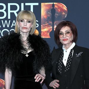 Manchester, ROYAUME-UNI Kelly Osbourne et Sharon Osbourne assistent aux BRIT Awards 2026 au Co-op Live Arena à Manchester, Royaume-Uni.