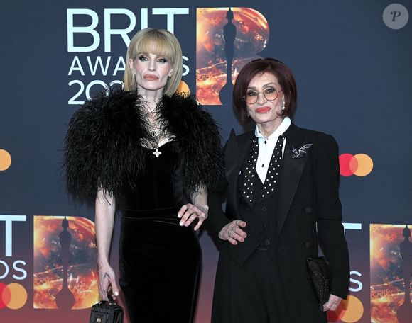 Manchester, ROYAUME-UNI Kelly Osbourne et Sharon Osbourne assistent aux BRIT Awards 2026 au Co-op Live Arena à Manchester, Royaume-Uni.