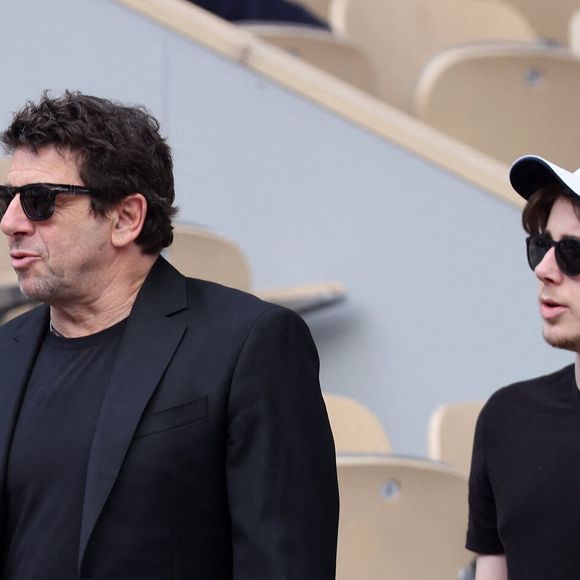 Patrick Bruel et son fils Oscar dans les tribunes des Internationaux de France de tennis de Roland Garros 2024 à Paris, France, le 4 juin 2024. © Jacovides-Moreau/Bestimage