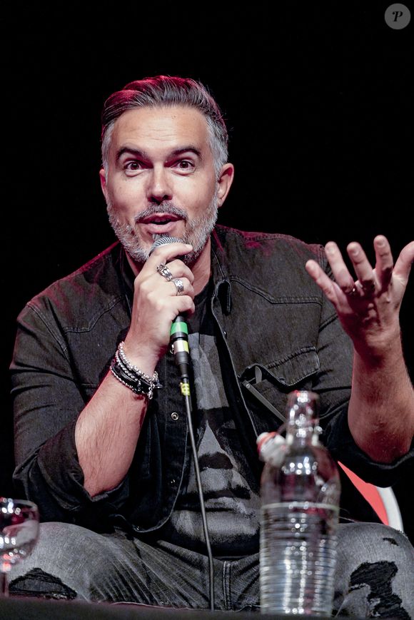 Maxime Chattam échange avec ses lecteurs lors de la 20ème édition du festival "Quais du Polar" à Lyon, le 6 avril 2024.  © Sandrine Thesillat / Panoramic / Bestimage