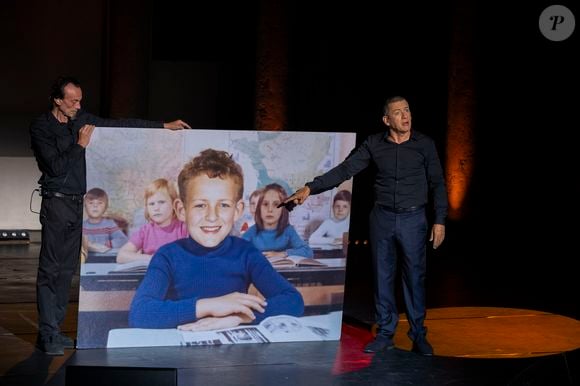 où il a été annoncé mort…

Exclusif - Dany Boon sur scène au spectacle de Dany Boon "Clown n'est pas un métier" lors du 41ème Festival de Ramatuelle le 12 août 2025
© Cyril Bruneau / Bestimage