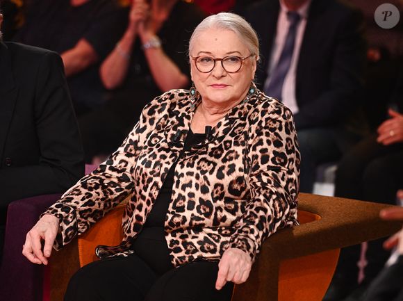 Exclusif - Josiane Balasko lors de l'enregistrement de l'émission "Famille je vous aime" présentée par M.Drucker et qui sera diffusée le 29 décembre sur France 3, au studio Rive gauche, à Paris, France, le 2 décembre 2025. © Gaffiot-Perusseau/Bestimage
