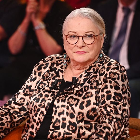 Exclusif - Josiane Balasko lors de l'enregistrement de l'émission "Famille je vous aime" présentée par M.Drucker et qui sera diffusée le 29 décembre sur France 3, au studio Rive gauche, à Paris, France, le 2 décembre 2025. © Gaffiot-Perusseau/Bestimage