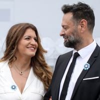 Cyril Hanouna et Tiphaine Auzière réunis pour célébrer Marlène Schiappa enceinte, habillée en robe bleu royal
