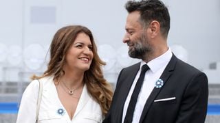 Cyril Hanouna et Tiphaine Auzière réunis pour célébrer Marlène Schiappa enceinte, habillée en robe bleu royal