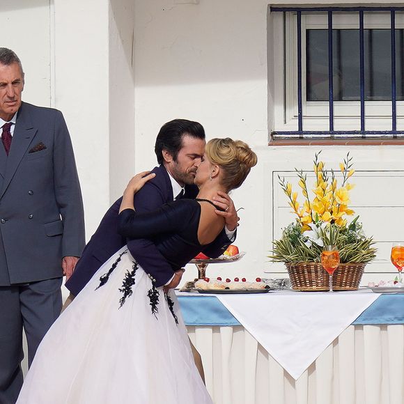 Romain Duris et Virginie Efira sur le tournage du film "En attendant Bojangles" à l'hôtel "Belles Rives" de Juan-les-Pins. Le 21 février 2020. ©Bestimage