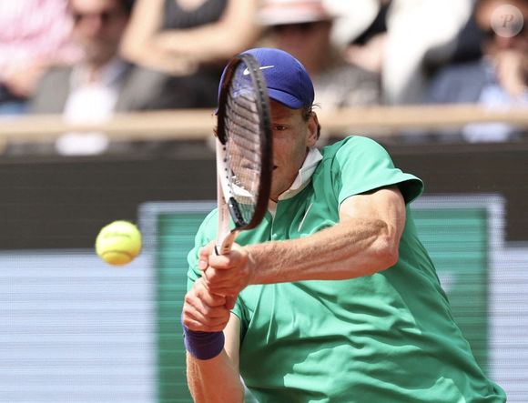 Jannik Sinner renvoie un coup lors de la finale du simple messieurs entre l'Italien Jannik Sinner et l'Espagnol Carlos Alcaraz au tournoi de tennis de Roland Garros, Paris, France, 8 juin 2025. © Xinhua/ABACAPRESS.COM/Li Jing)