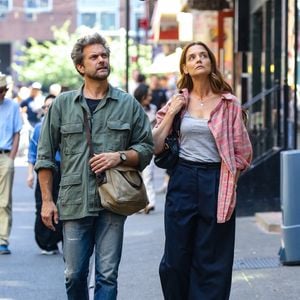 Katie Holmes et Joshua Jackson sur le tournage du film "Happy Hours" à New York le 8 août 2025. © Backgrid USA / Bestimage