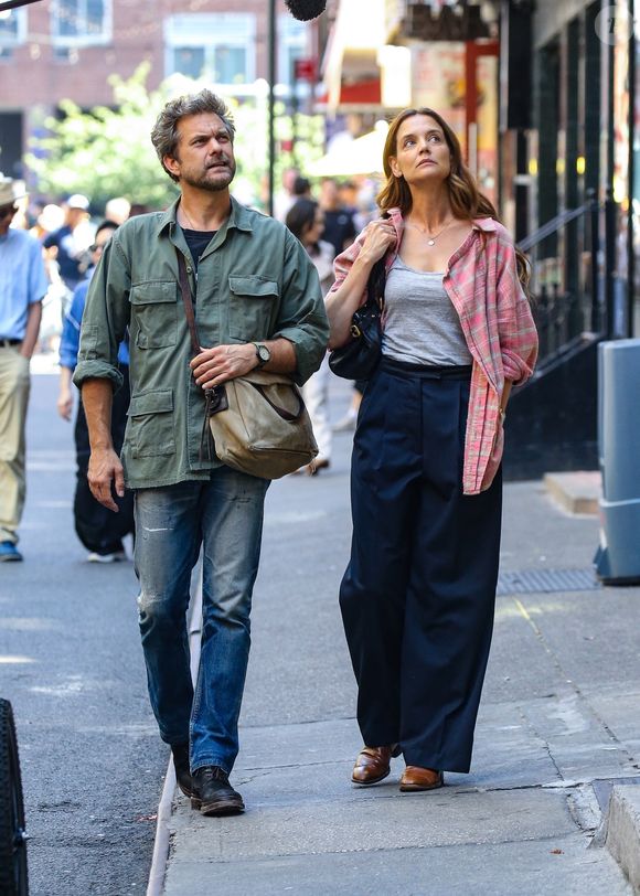 Katie Holmes et Joshua Jackson sur le tournage du film "Happy Hours" à New York le 8 août 2025. © Backgrid USA / Bestimage