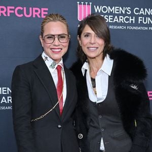 Maria Bello et Dominique Crenn. - Photocall du dîner de gala caritatif "Women's cancer research fund" à Beverly Hills, le 16 mars 2023.