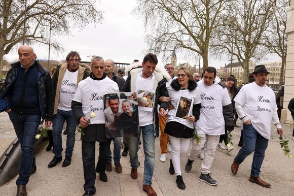 Guy Trompat, père de Kevin (au centre) - Marche blanche organisée en hommage à Leslie Hoorelbeke, 22 ans, et Kevin Tromprat, 21 ans, à Niort, France, le 12 mars 2023 © Laetitia Notarianni/Bestimage