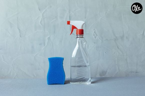 Vaporisez sur une vitre froide puis nettoyez avec une microfibre avant d’essuyer à sec.

Pexels