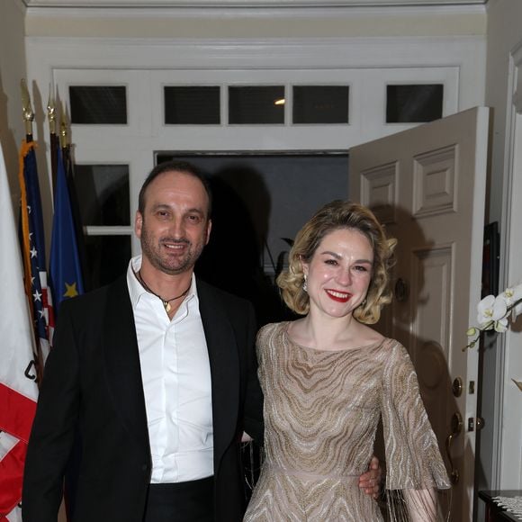 Exclusif - Émilie Dequenne (en Dior) et son mari Michel Ferracci (en Fursac) arrivent à la maison de l'ambassadeur de Belgique à Los Angeles après la 95ème édition de la cérémonie des Oscars le 12 mars 2023. Elle est venue soutenir le film du réalisateur belge Lukas Dhont "Close" aux Oscars. Malheureusement, le film n'a pas été primé.